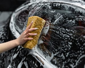 cleaning the car's glass windows